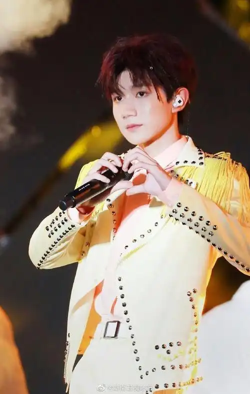 王源比心大合集,接受刚哥的爱心吧