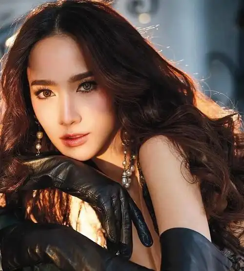 19岁禁欲蛇系美人爆红一秒吸粉300万网友她越冷淡我越爱