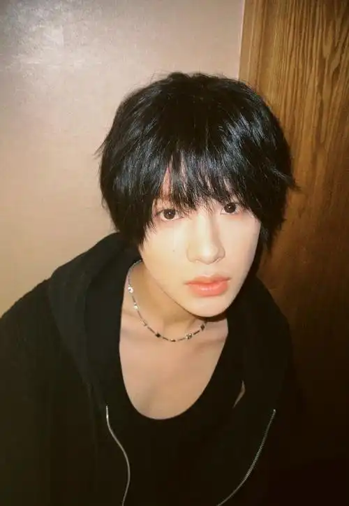 黄明昊日系黑发写真!少年感满满,漫画中走出的美少年