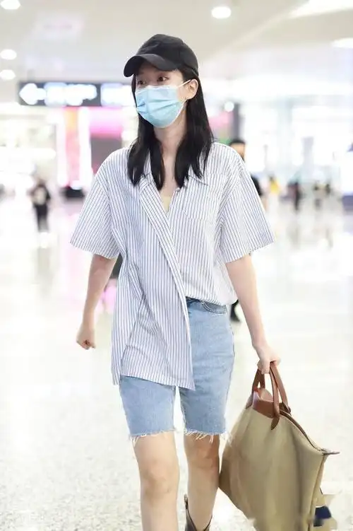 街拍:乔欣条纹衬衫 牛仔短裤 中筒靴帅气可人_机场