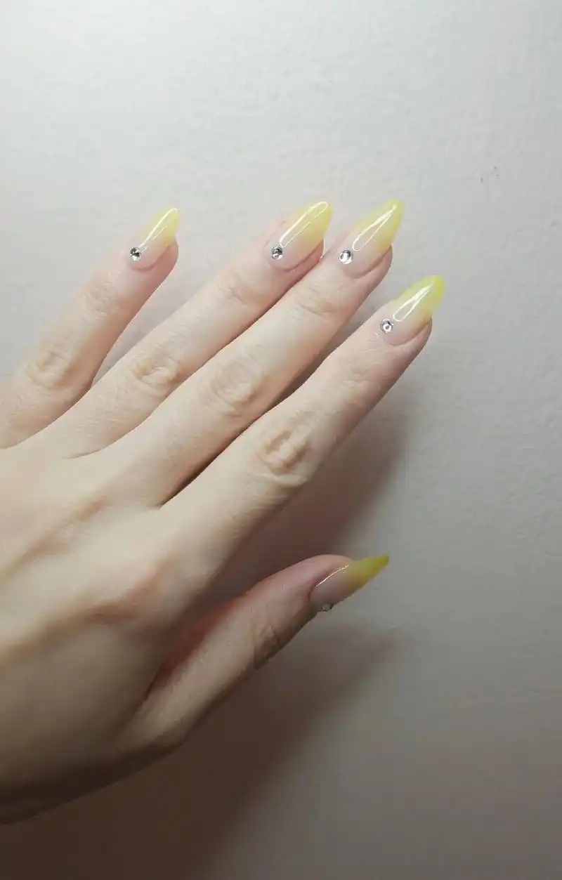 显白奶黄色美甲