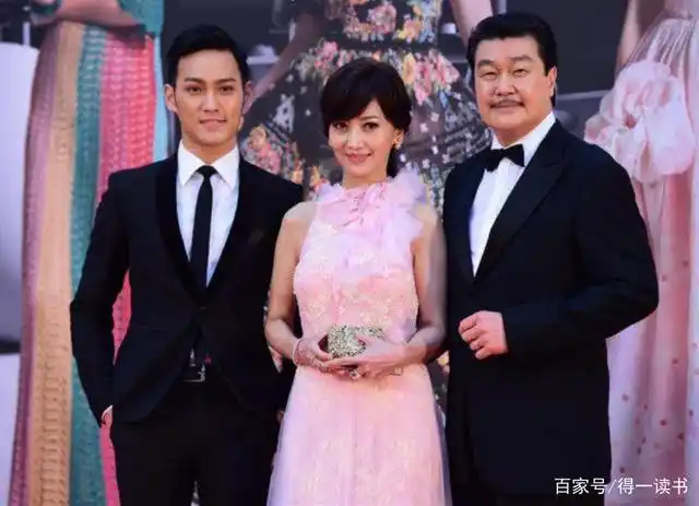 赵雅芝一家三口