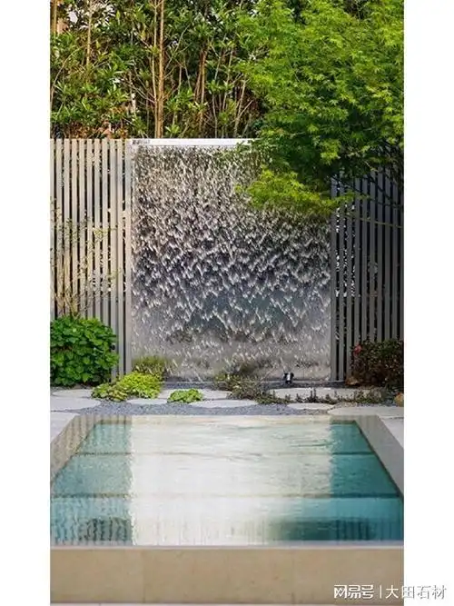 背景墙是通过在墙面上设置水池和喷泉等水景装置来营造出水的流动效果