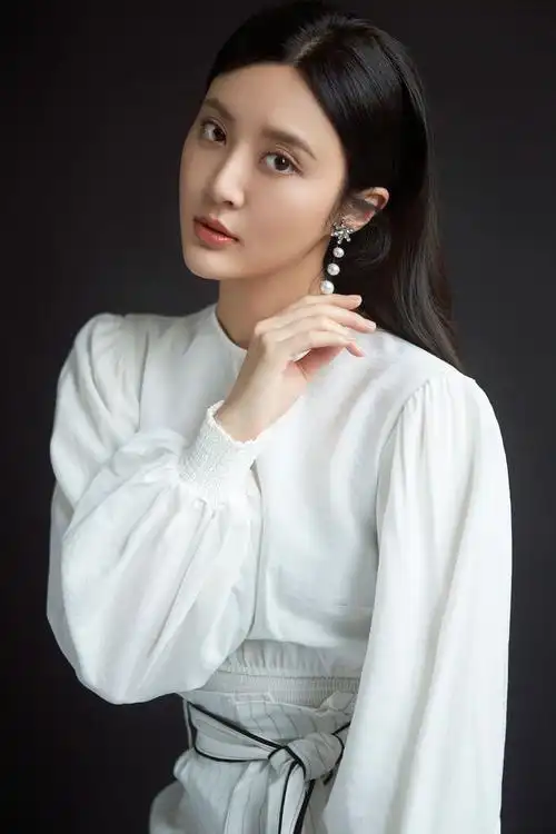 甘露欧洲宫廷风大片新鲜出炉独树一帜干练十足