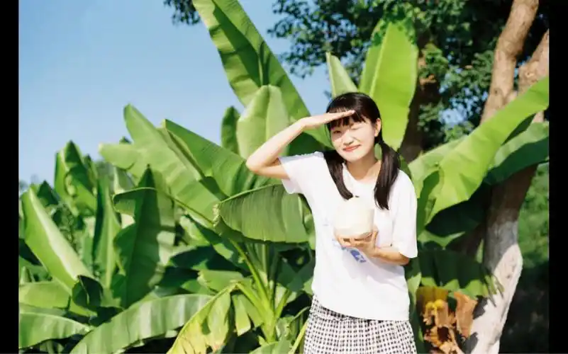 用300块的胶片相机 约小姐姐拍一组胶片写真|活泼可爱的自然感觉