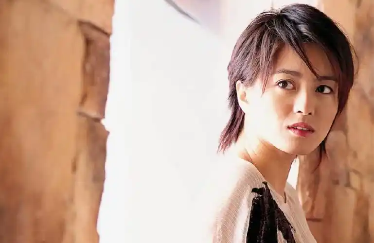 梁咏琪晒90年代旧照长发飘飘成绝版肤色与如今不同