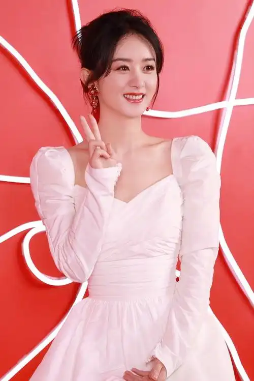 赵丽颖写真尽显青春气息穿白裙元气灵动