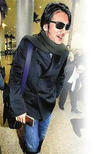 秃顶金城武疑似已婚两手无名指均戴戒指