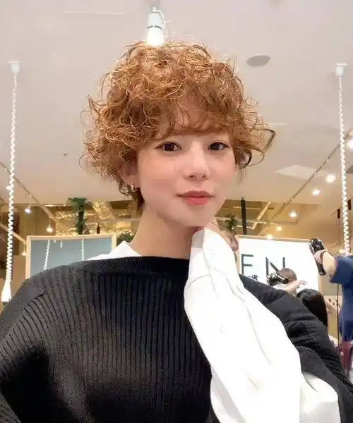 特别是是这种从发根一直卷到发梢的满头烫发,螺旋型的发