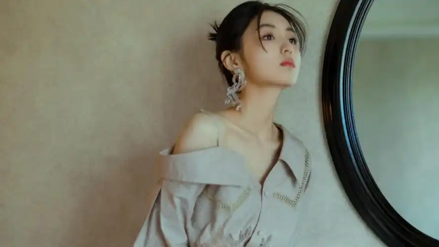 张子枫衬衫裙女人味十足写真,大陆明星-回车桌面