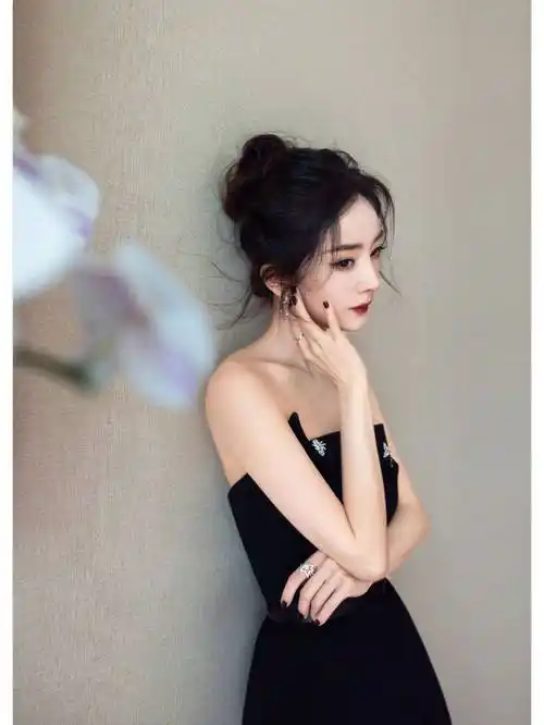 杨幂到底是时尚女王,穿黑色抹胸礼服高冷霸气,时髦洒脱_线条_设计