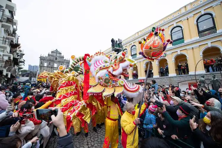 澳门:金龙巡游贺新春_新华社_张金_表演