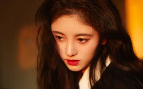 鞠婧祎卷发光影性感高清桌面壁纸