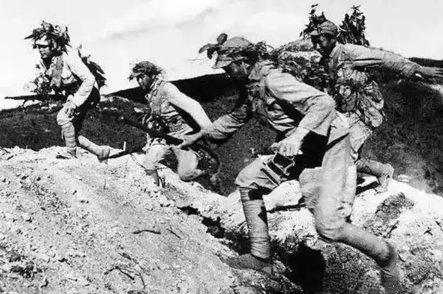 冲锋号响起了,战士们冲向悬崖边,纵身一跃