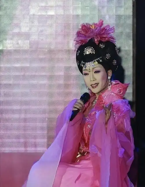 男扮女装的李玉刚终跌落神坛,不再被人们宽容,梅葆玖悔恨当初