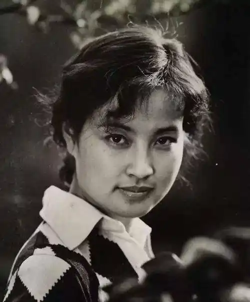 近日,久违露面的刘晓庆还晒出了一组自己年轻时候的美照,大家看到后