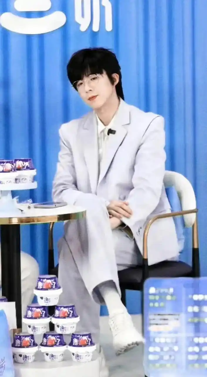 刘宇宁好细的脚脖子