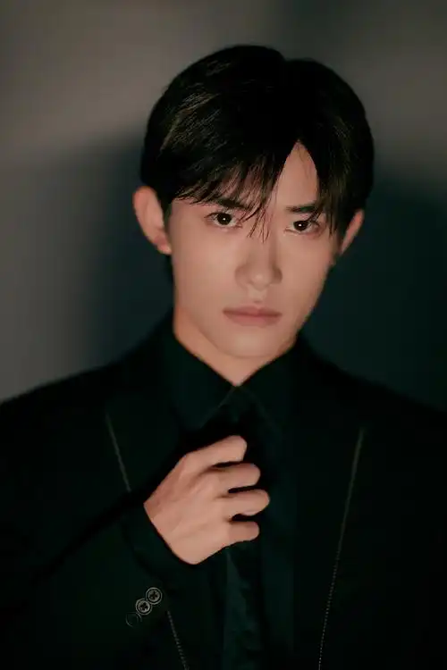 烊千玺参加第28届金鸡百花电影节拍摄写真,身穿经典黑色西装套装帅气