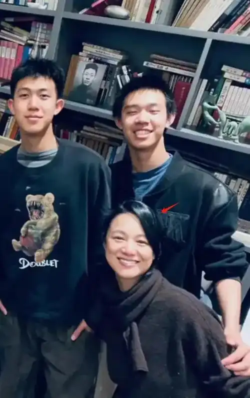 姜文周韵一家最新同框照俩儿子罕露正面身高惊人长相都随爸