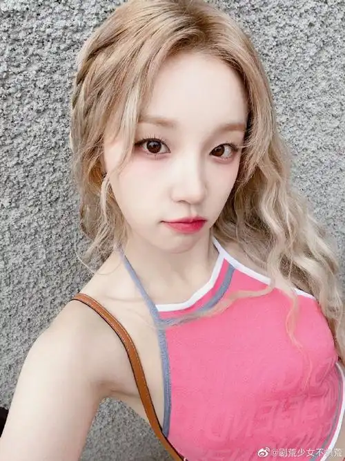 宋雨琦粉色挂脖吊带