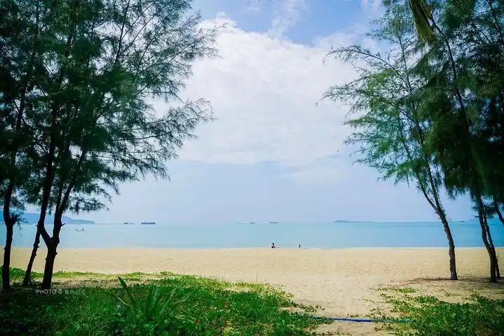 椰梦长廊是环三亚湾修建的一条著名的海滨风景大道所以除了椰林这里的