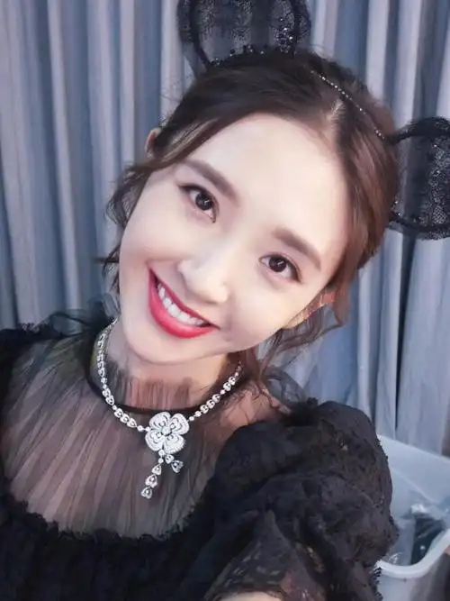 唐艺昕,想必一说到她的名字,宝宝们第一个想到的就是她那治愈般的笑容