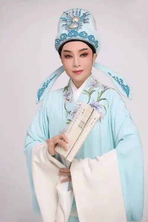 左右滑动查看演员定妆照→经典越剧《碧玉簪》优美动人,感人以形