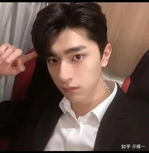 大鼻子2你回家看到一个帅哥.乍一看他的五官 脸型都和自己好像啊.