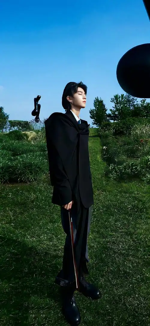 王俊凯黄发蘑菇头