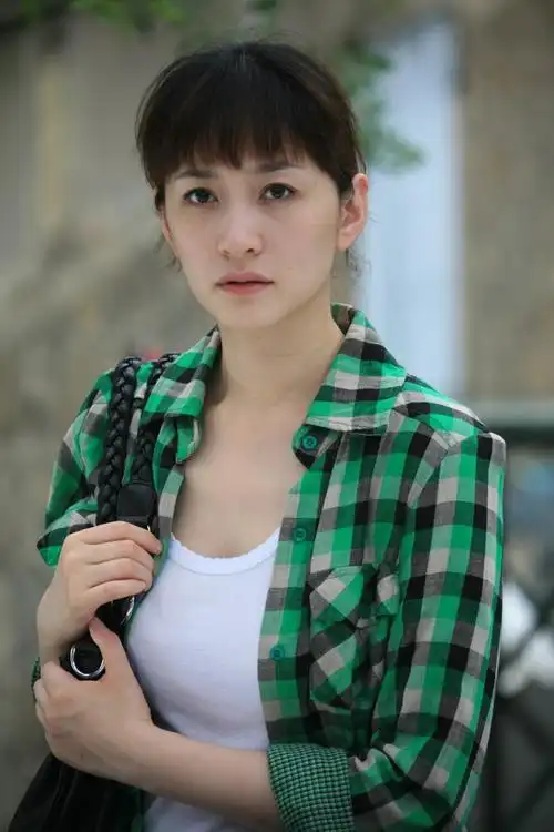 李小冉,被誉为"纯欲女神",以其出众的外貌和才华在娱乐圈中独树一帜.