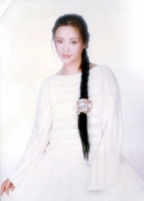 p>胡天鸽,原名胡琼芳,浙江象山石浦人.越剧演员,内地影视女演员.