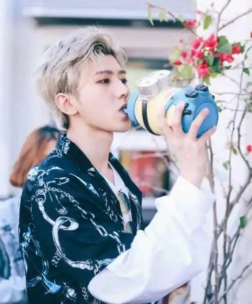 有种男人味叫蔡徐坤的喉结,喝水时就能看到,网友:"硬汉"!