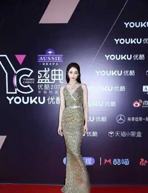 迪丽热巴"捂来捂去"惹争议,生活照曝光,网友:终于懂了!