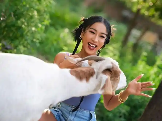 吉克隽逸在树林里穿泳衣##吉克隽逸泳衣#@吉克隽逸晒泳装照配文:"是