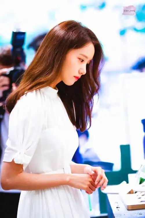 林允儿一袭小白裙现身,这侧颜什么水平? zt_虎扑