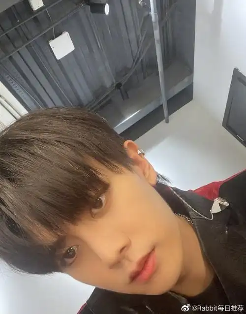 任嘉伦烟熏妆自拍#任嘉伦晒九宫格自拍,这个烟熏烟熏妆好帅气呀,有