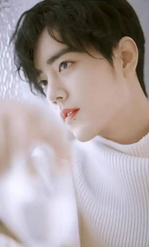 原创肖战浴室大片曝光脸庞稚嫩眼神却很撩人