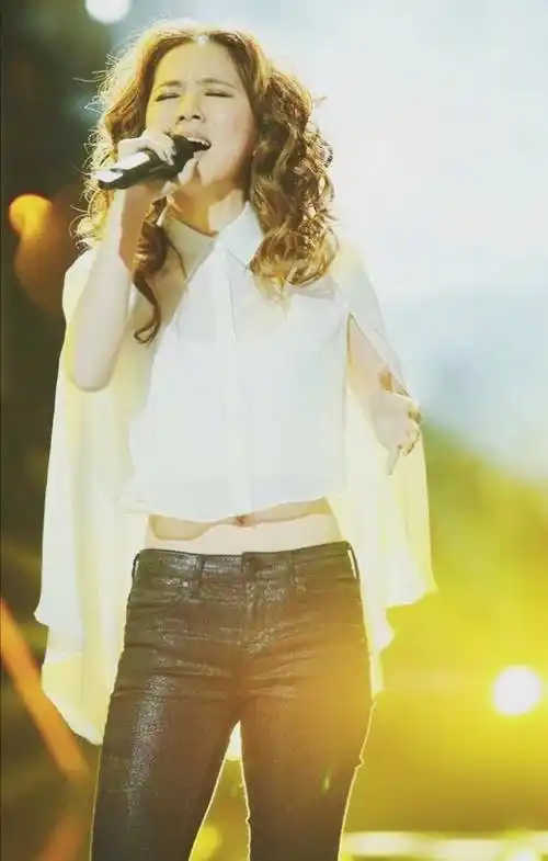 邓紫棋难得素颜出镜受访,清纯甜美,实力唱将终于靠颜值登热搜!