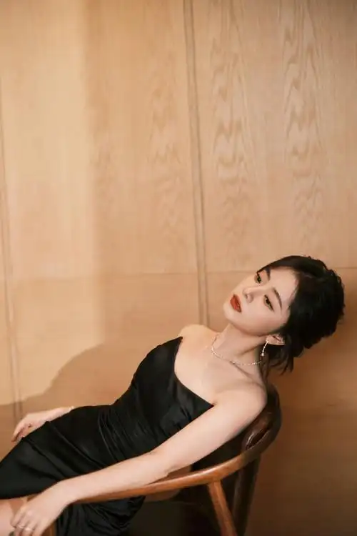 谭松韵黑色缎面垂感礼服##谭松韵锁骨窝好明显