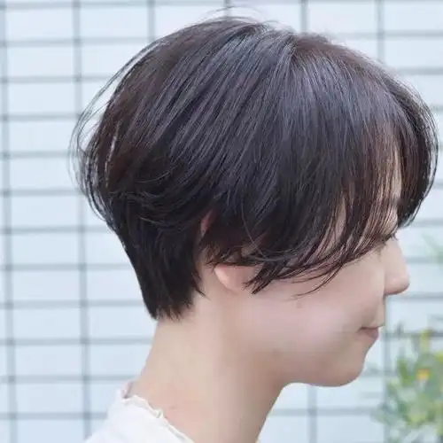 女生齐耳短发中分帅气