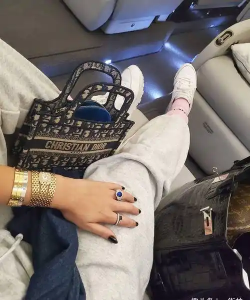 原创c罗女友太会炫富晒近照坐私人飞机配三个奢侈包是阶级的跨越
