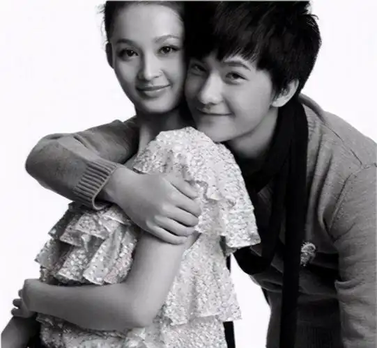 邓伦李沁工作室头像cp感满满细扒发现李沁理想中老公星座竟和邓伦相符