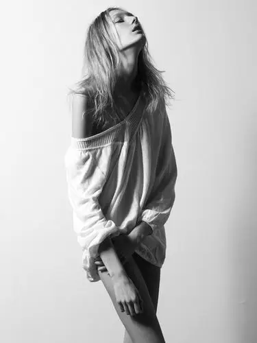 欧美女生妩媚性感的黑白图片