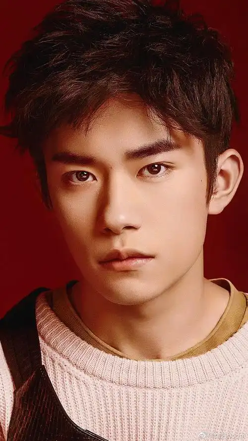 易烊千玺#易烊千玺迪士尼#今天又是柠檬精的一天,全世界都在偶遇,最近