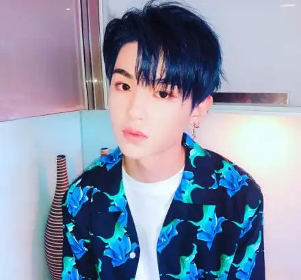 justin黄明昊:我卸妆了,陈立农:我也卸妆了,小鬼:我就