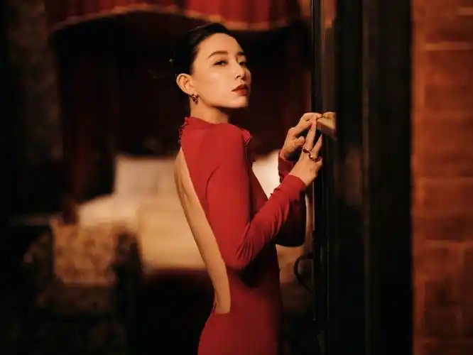 李斯丹妮露背红裙一秒穿回老上海##李斯丹妮voguefilm复古露背红裙