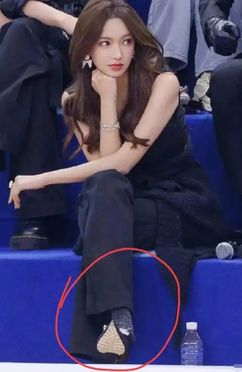 程潇为什么要在尖头高跟鞋里穿袜子? #动态连更挑战