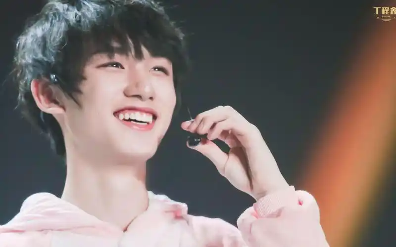 迷惑行为大赏 丁程鑫 醉奶小猫又双叒叕来了!真的好可爱捏!