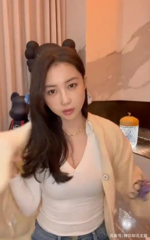 潘玮柏妻子晒开箱视频分享平价穿搭接地气脖子上大金链子抢镜