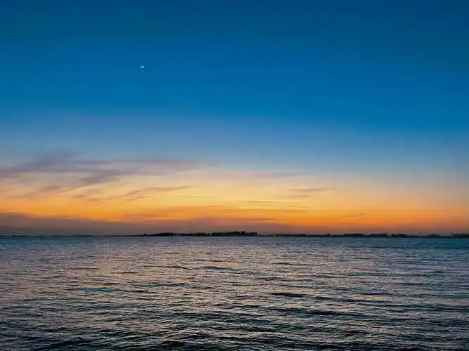 追日落到了海边太阳下海了